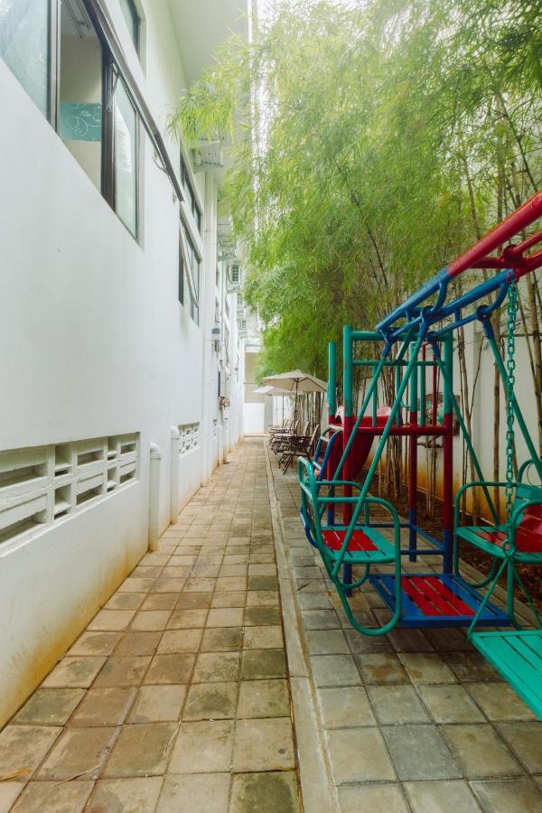 Urbanest Inn House Slipi Jakarta Exterior foto