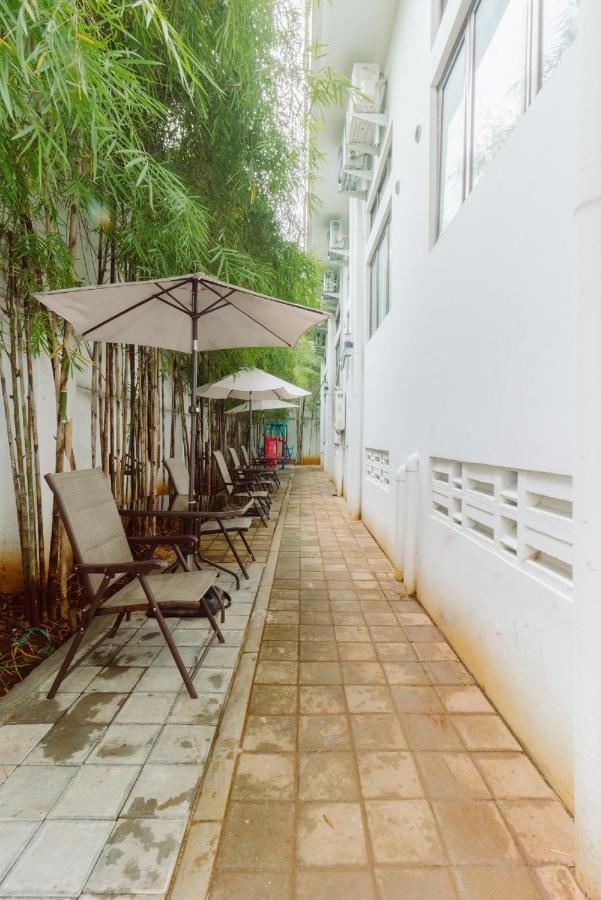 Urbanest Inn House Slipi Jakarta Exterior foto