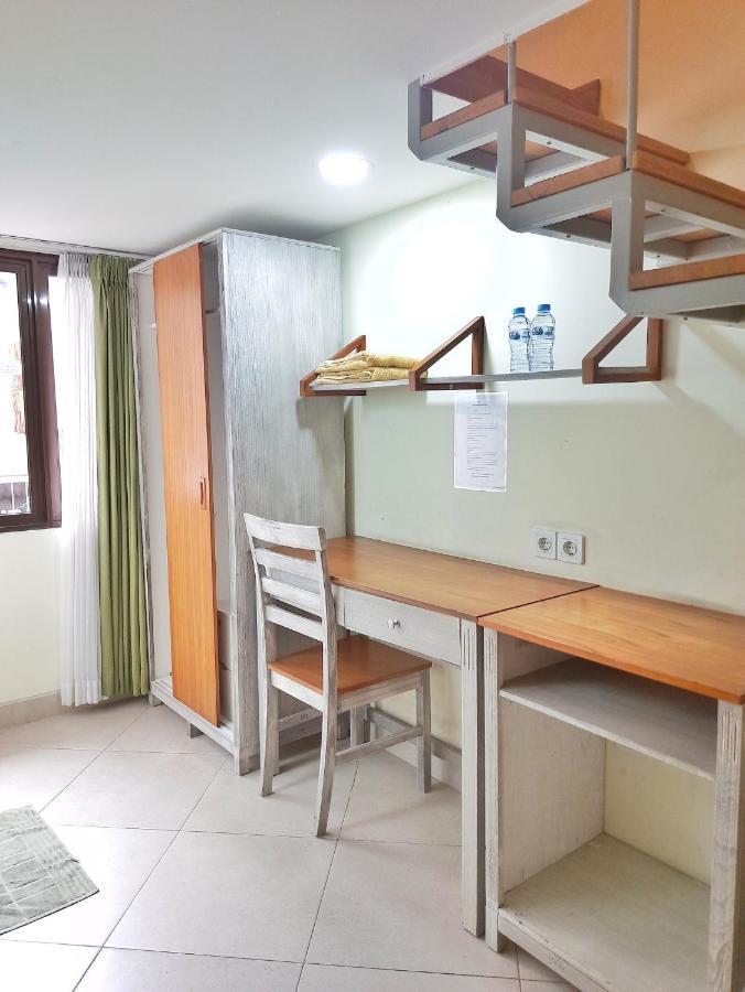 Urbanest Inn House Slipi Jakarta Exterior foto