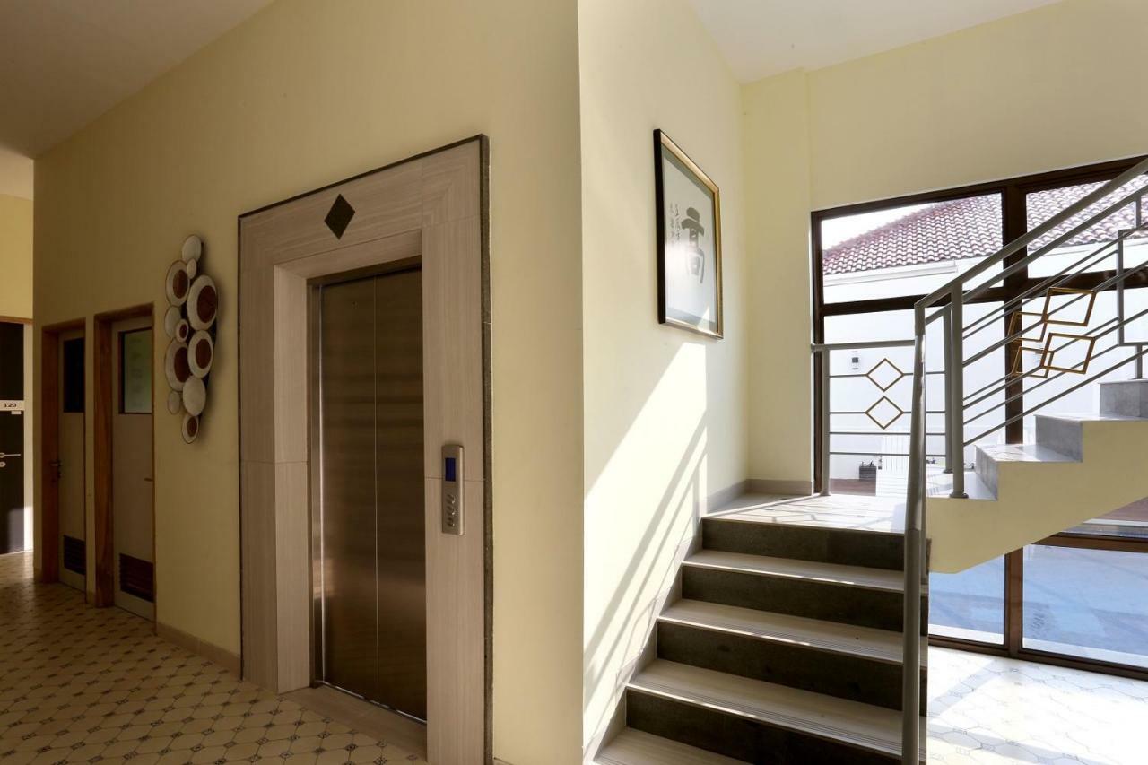 Urbanest Inn House Slipi Jakarta Exterior foto